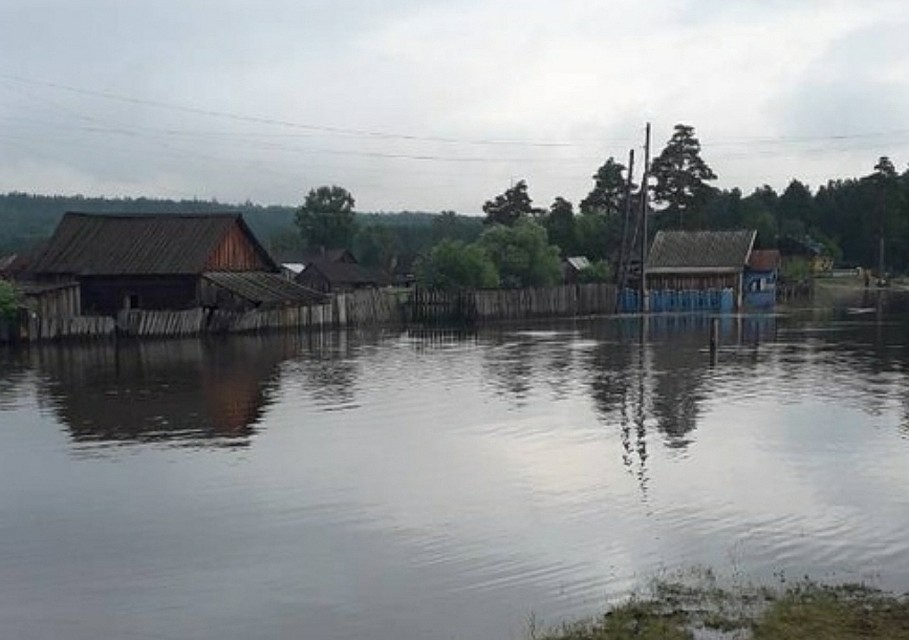 В Покатеево вода затопила дома в низине