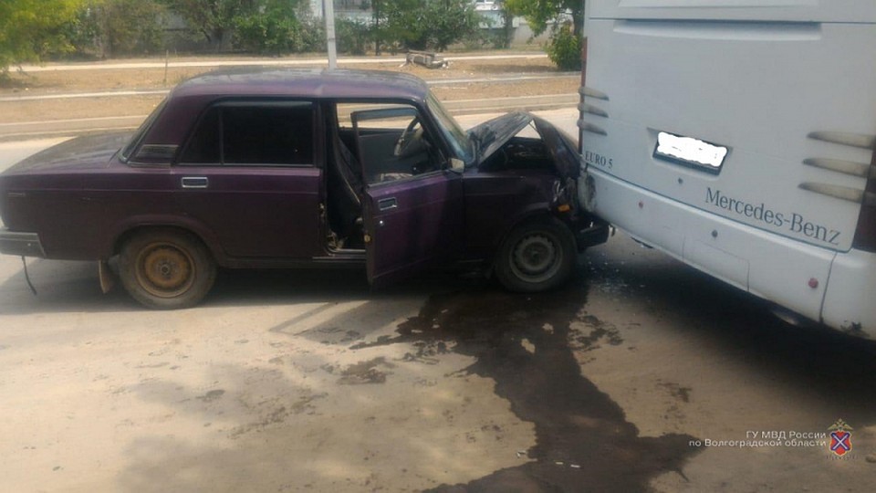 Водитель "семерки" врезался в стоящий на остановке автобус.