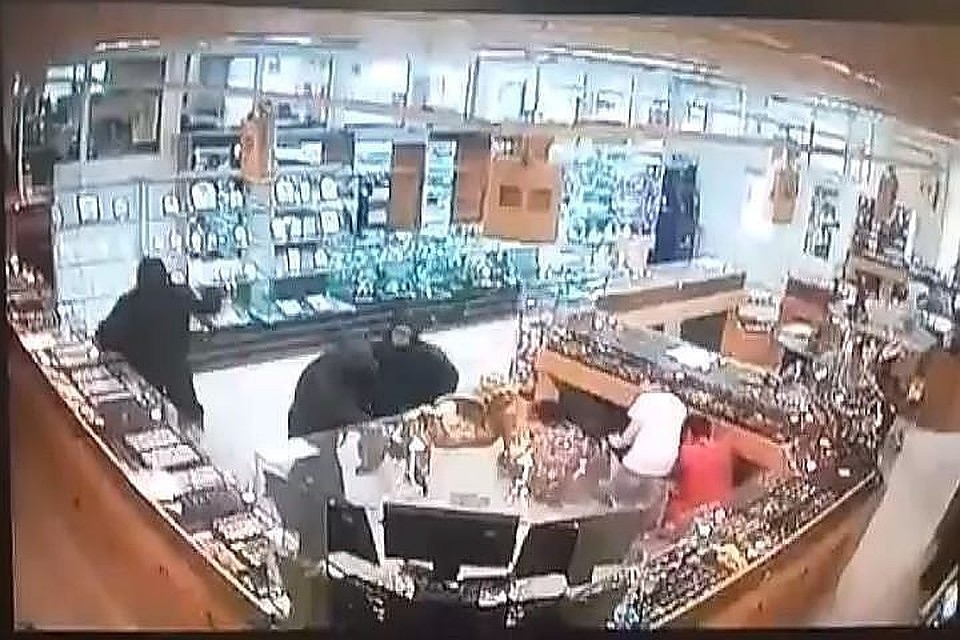 В Камышине они вынесли из ювелирного магазина драгоценностей на 5 миллионов рублей. Но этот "улов" стал для банды последним.