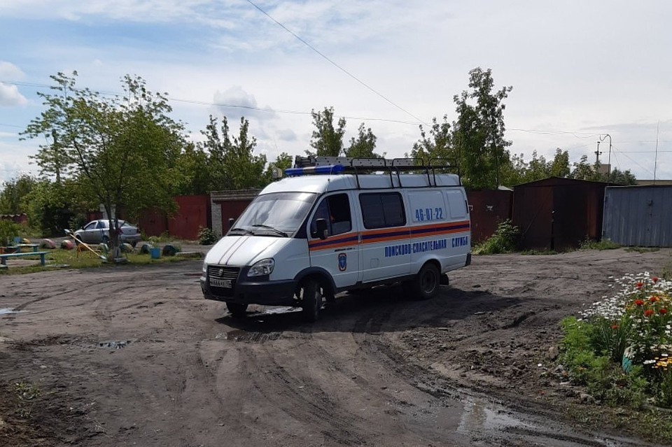Спасатели быстро прибыли на место и вытащили бедолагу. Фото: группа во ВКонтакте «Инцидент | Курган»