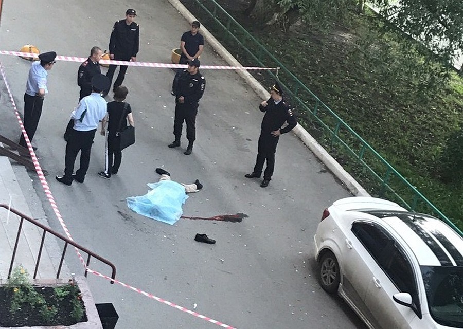 Тюменец выпал из окна дома, который тюменцы называют "муравейником". Фото - "ЧС Тюмень".
