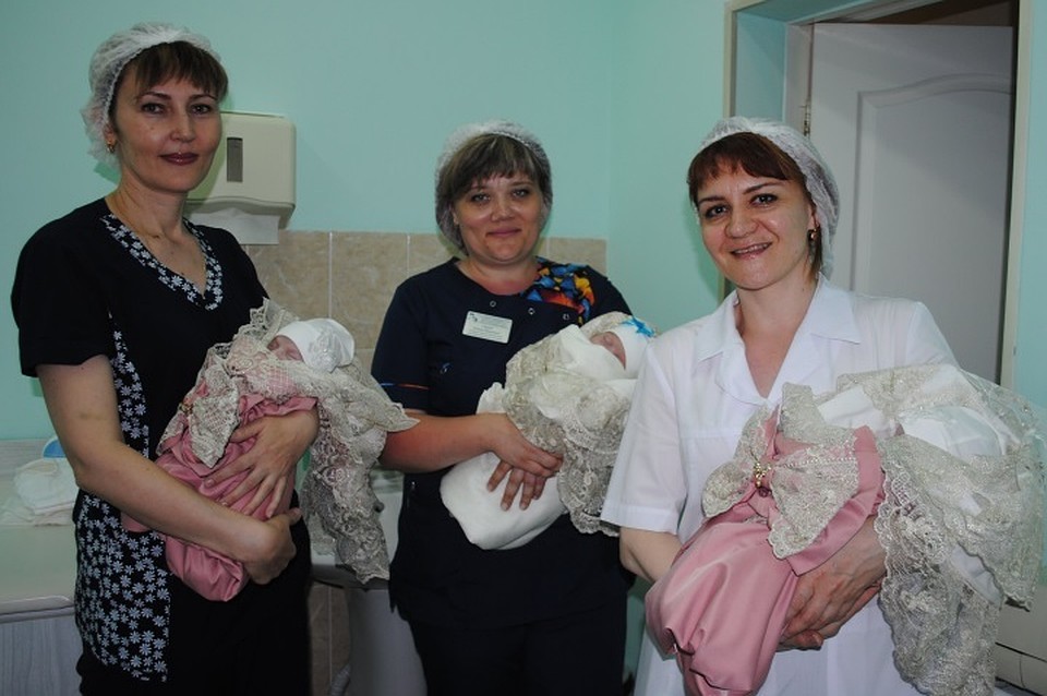 Новорожденные - две девочки и мальчик.
