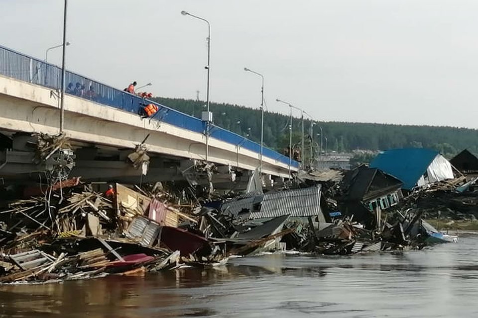 Спасатели разобрали затор под мостом на федеральной трассе в Тулуне. Фото: ФКУ Упрдор "Прибайкалье".