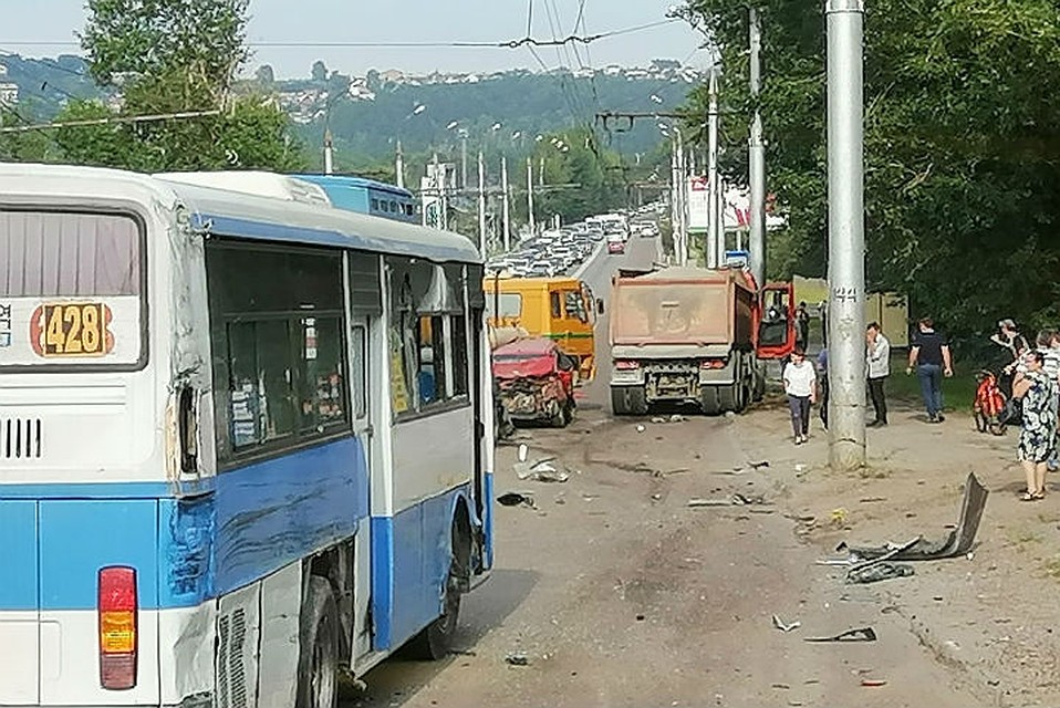 Крупное ДТП на Синюшиной Горе в Иркутске: грузовик протаранил 7 легковых автомобилей и пассажирский автобус. Фото: группа "ДТП 38RUS"