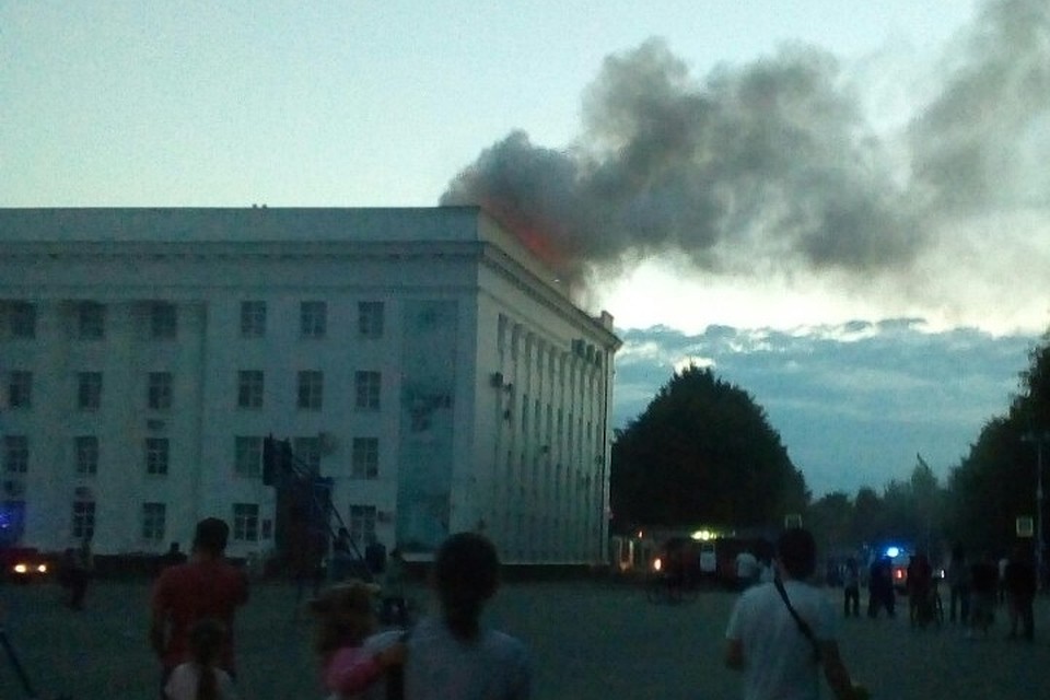 Смотреть на пожар сбегаются сотни зевак.
