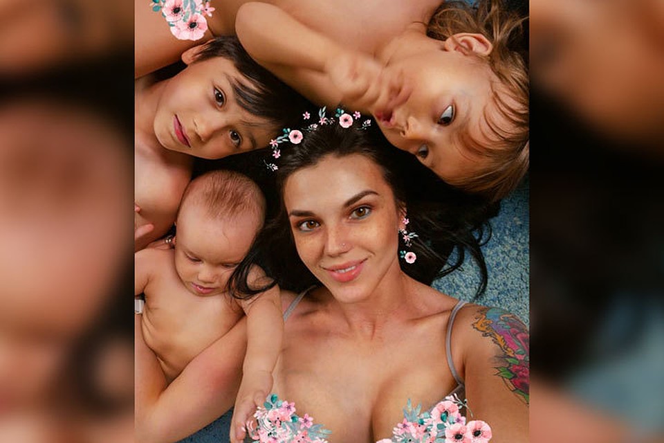 Карина - счастливая жена и мама троих сыновей, наслаждающаяся материнством.