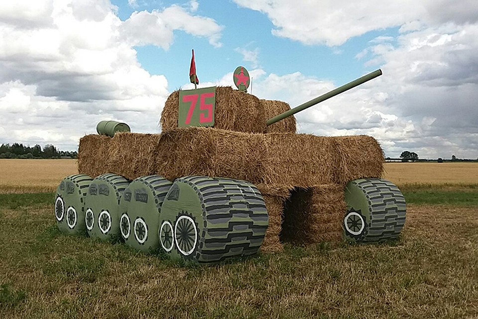 Танк из соломенных тюков охраняет поля в Шарковщинском районе. Фото: ОАО "Жвиранка".