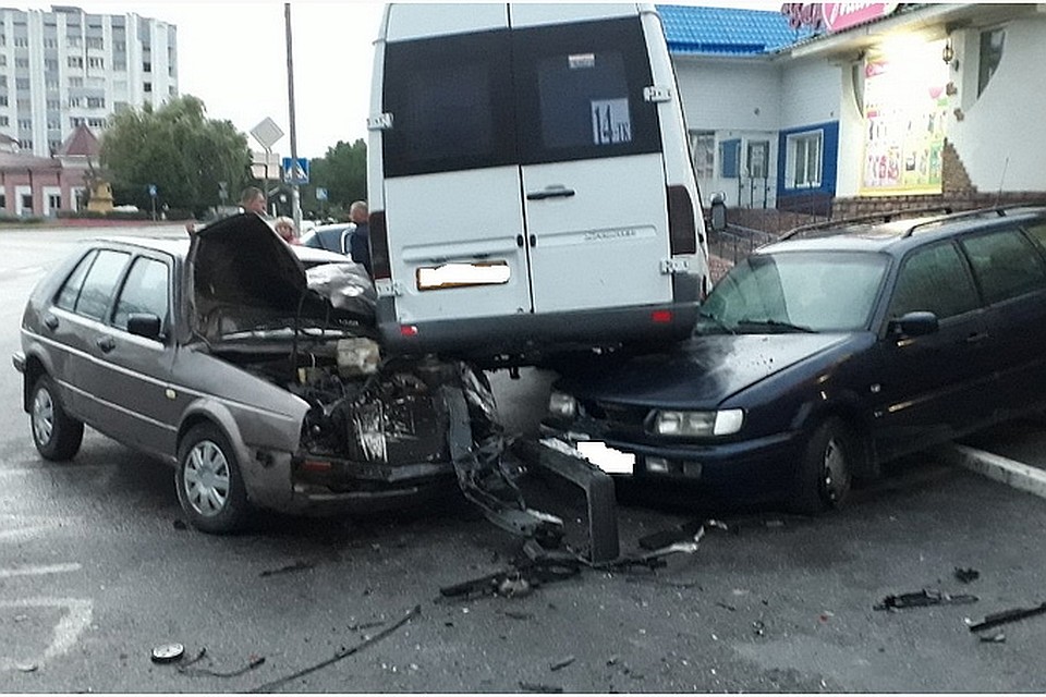 В Мозыре в результате ДТП образовалась пирамида из трех авто. Фото: glaza.info