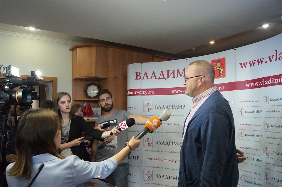 Александр Карпилович проводит брифинг для журналистов