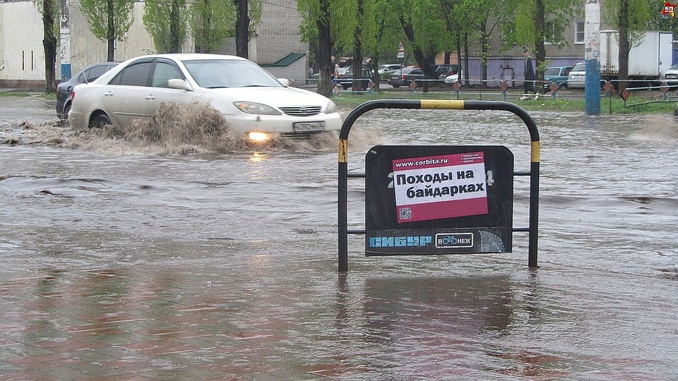 Движение по городским улицам в дождь иногда превращается в приключение.