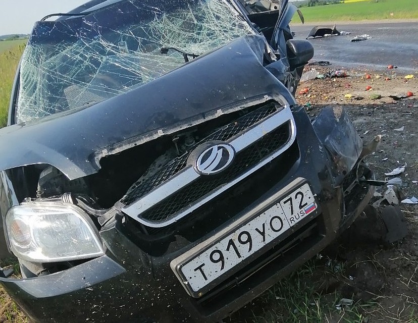 Второго пострадавшего в аварии на тюменской трассе доставляют в областной центр. Фото - Владимир Назаречко.