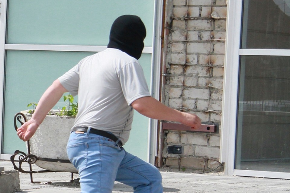 На мужчину напали двое в масках и с арматурой.