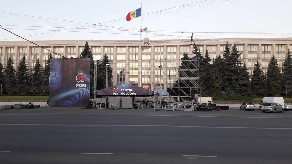 Партия развалилась, но с "наследством", что-то делать надо.