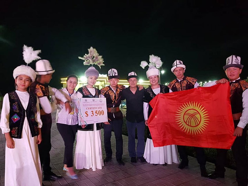 Победителям вручили денежный приз.