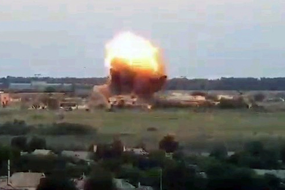 В социальных сетях появилось видео применения заряда реактивной установки разминирования по позициям ВСУ.