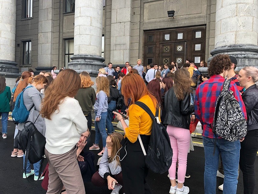 Сейчас здание проверяют саперы.