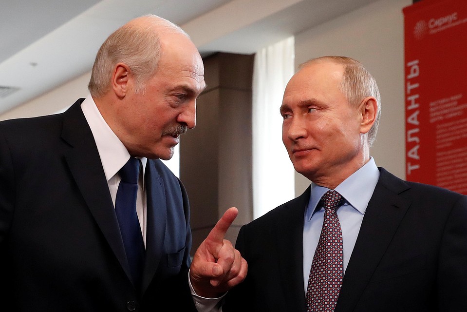 Александр Лукашенко и Владимир Путин (справа)