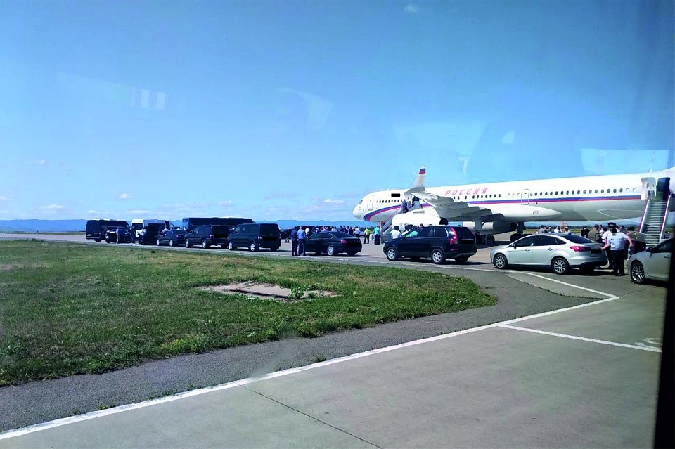 ФСО приземлились в аэропорту Магнитогорска. Фото: «Е-область»