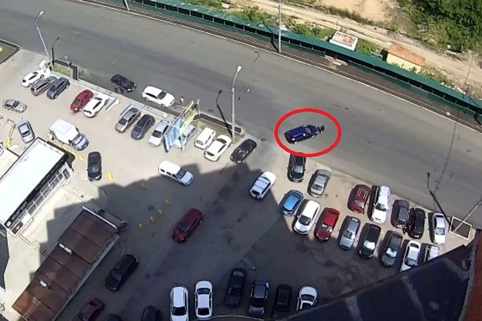 Момент наезда попал в объектив камеры видеонаблюдения