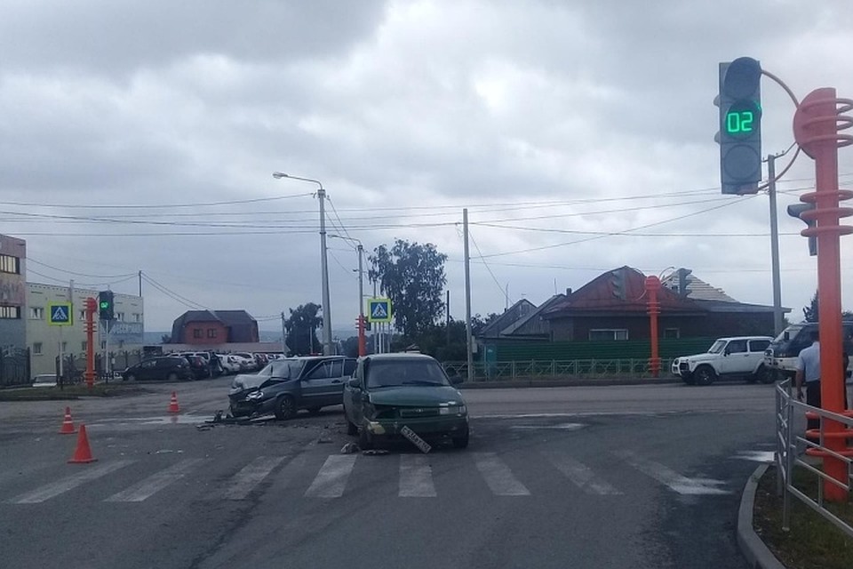 В результате аварии пострадали водители легковушек и пассажир Фото: Ксения Охотникова / "ВКонтакте"