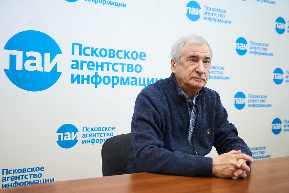 Александр Голышев.
