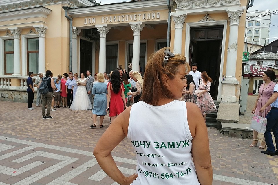 Чтобы пойти в ЗАГС нужно найти себе пару.