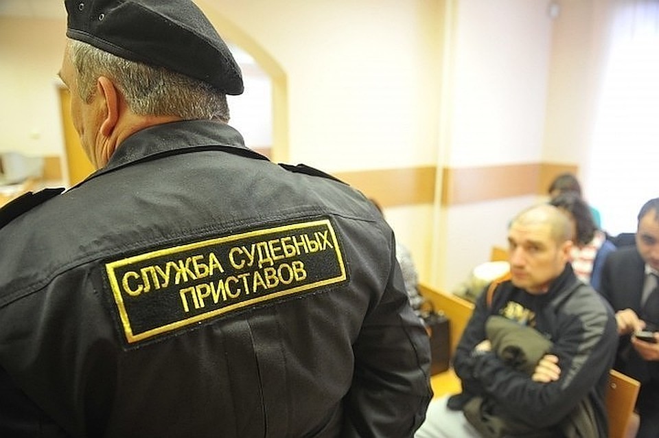 Заграничная поездка комсомольчанина чуть не сорвалась из-за долгов