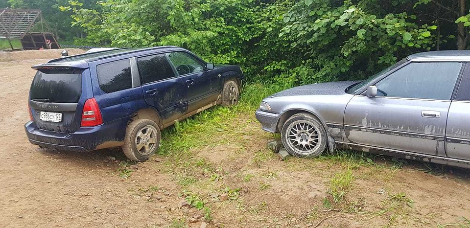 Автомобиль Toyota Mark II покатился на Subaru Forester, Максим хотел помешать столкновению и погиб. Фото: предоставлено друзьями погибшего