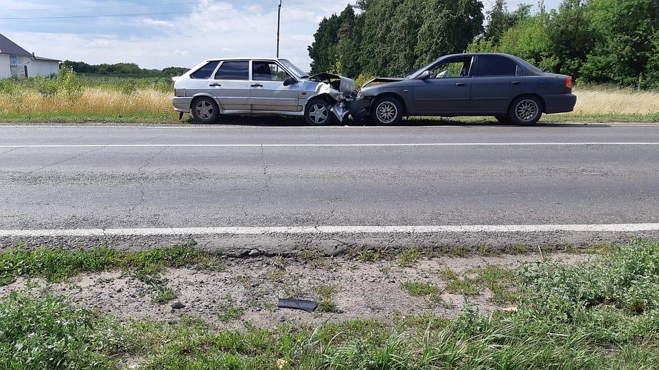 Отечественное авто и иномарка столкнулись лоб в лоб