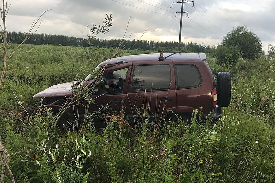 В Рыбинске в 5.20 утра съехал в кювет автомобиль «Нива Шевроле»
