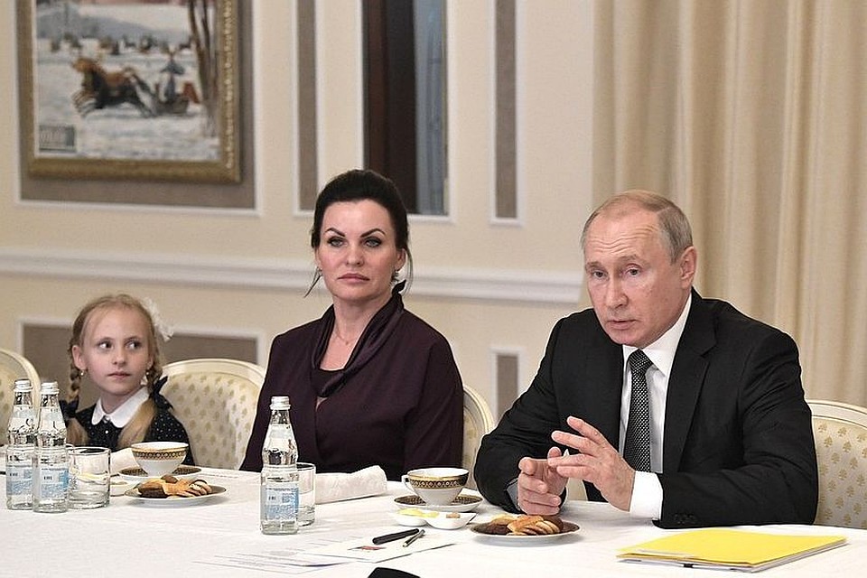 Владимир Путин "по-семейному" поговорил с близкими героев-подводников. Фото: kremlin.ru