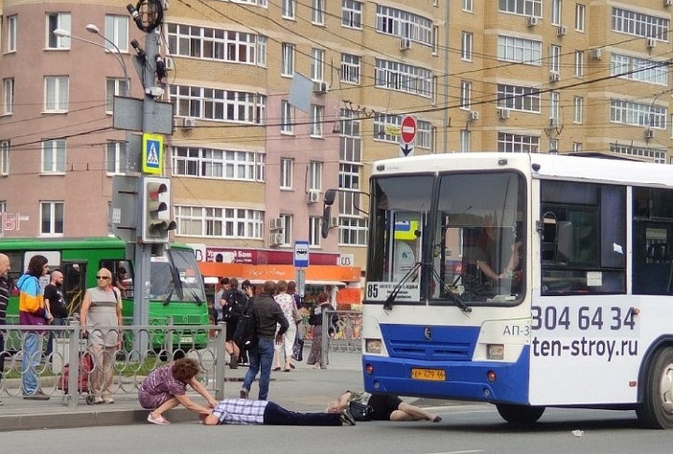 Под колеса попали мужчина и женщина. Фото: vk.com "Инцидент Екатеринбург"