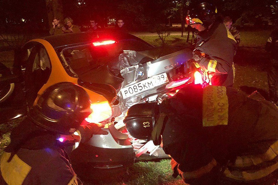 В Москве автомобиль каршеринга врезался в пустой автобус