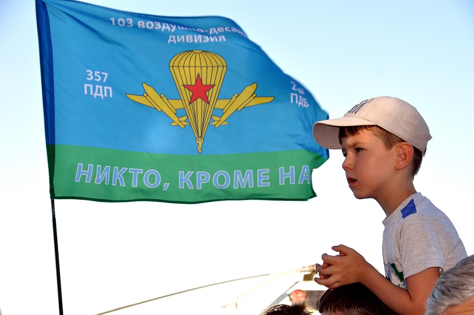 На праздник ВДВ приходят семьями.