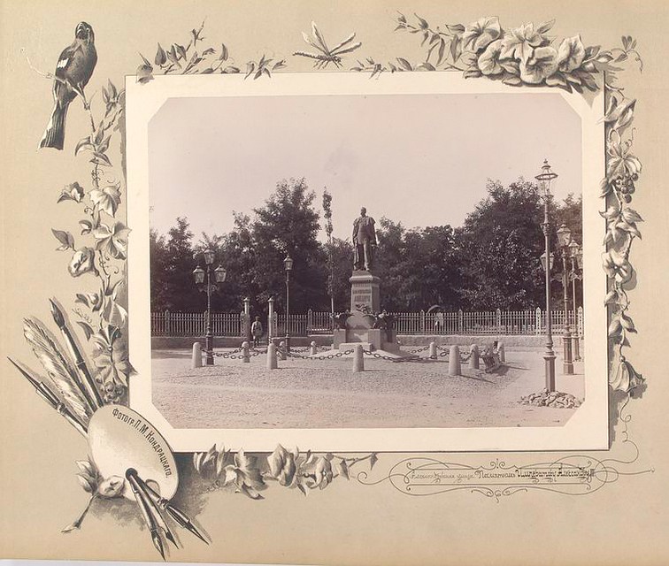 Памятник Пушкину в Кишиневе.