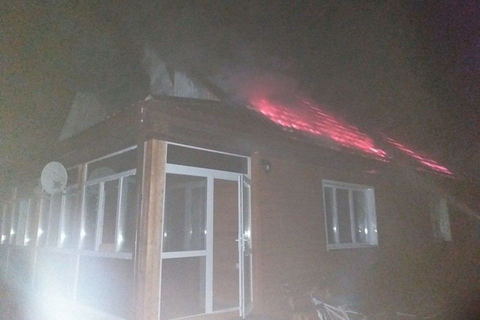 Житель Хакасии в порыве гнева на жену заперся в доме и поджег его изнутри. Фото: пресс-служба ГУ МВД по Республике Хакасия