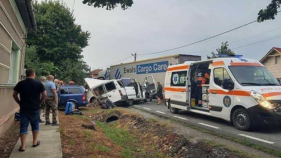 Авария произошла в румынском жудеце Бихор.