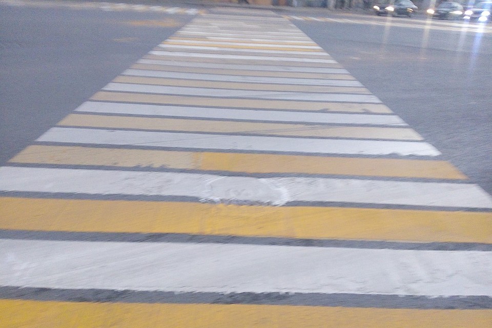 Дорогу нужно переходить строго по "зебре".