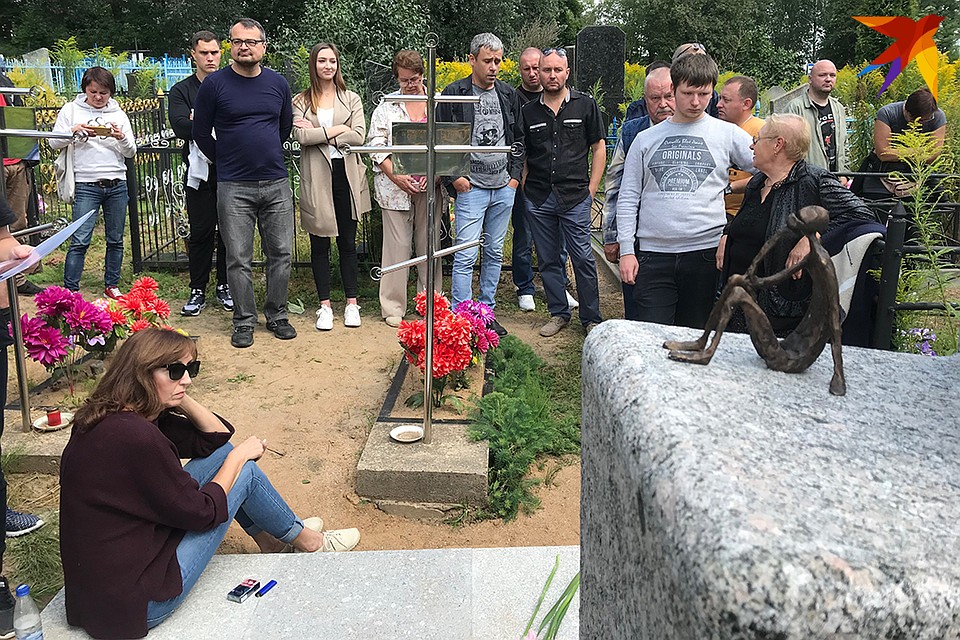 На одной из граней каменного креста примостился человечек с обложки 13-го альбома "Афтары правды" группы "Нейро Дюбель"