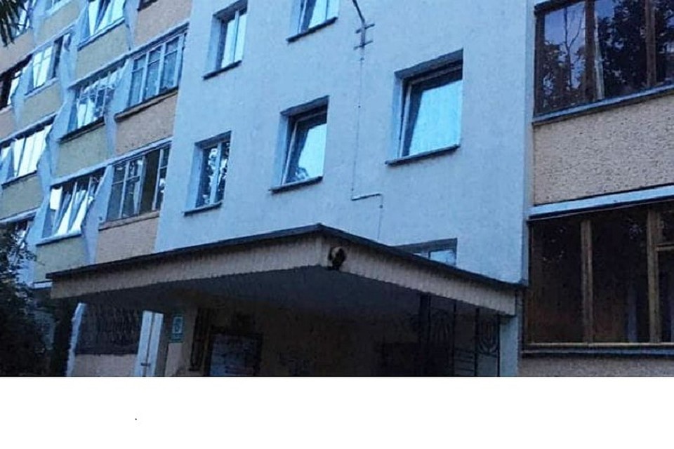 Мужчина выпал из окна своей квартиры на козыре подъезда. Фото: УВД Мингорисполкома.