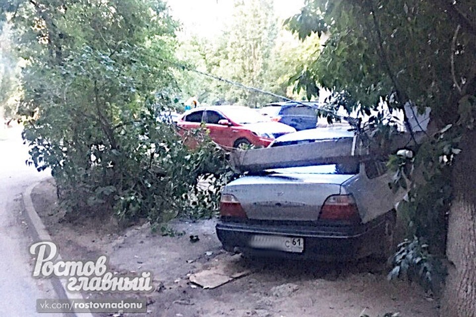 Непогода привела к падению дерева и бетонного столба на припаркованный автомобиль. Фото: vk "Ростов Главный — новости Ростова-на-Дону"