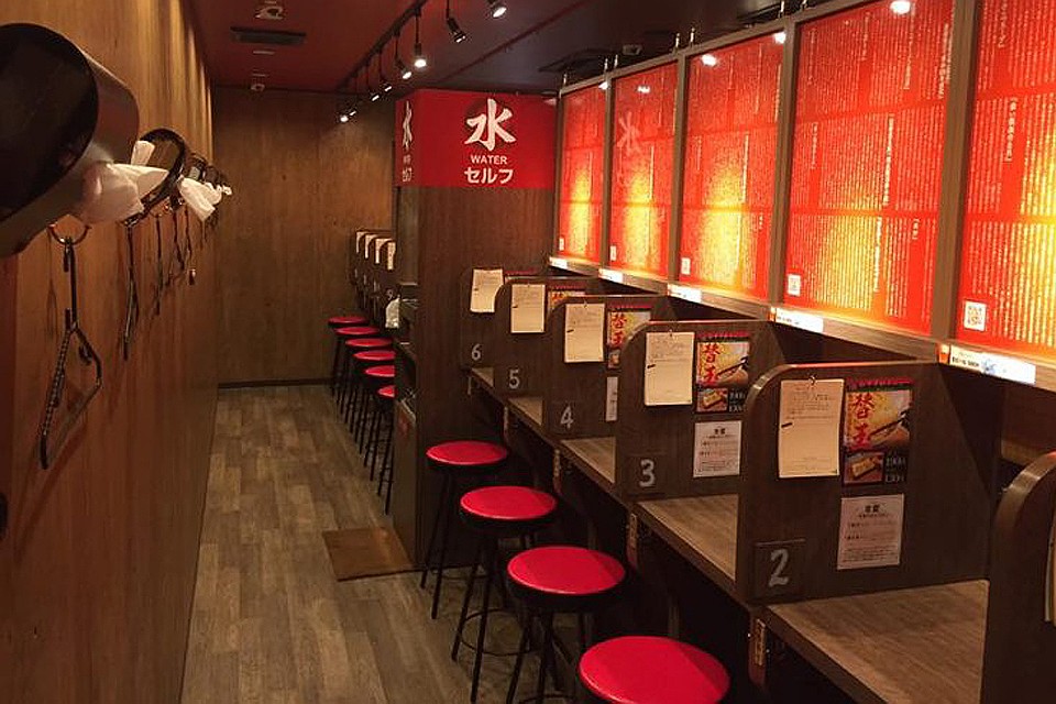 В помещении ресторана Ichiran Ramen.