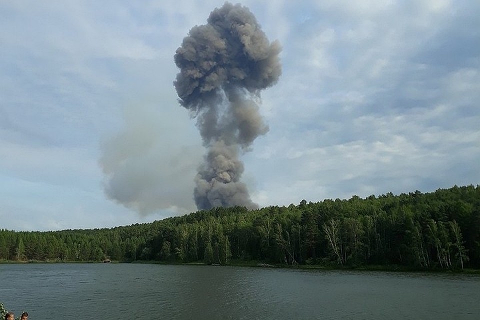 Следственный комитет подтвердил: пожар на складе боеприпасов под Ачинском начался во время погрузки снарядов. Фото: соцсети