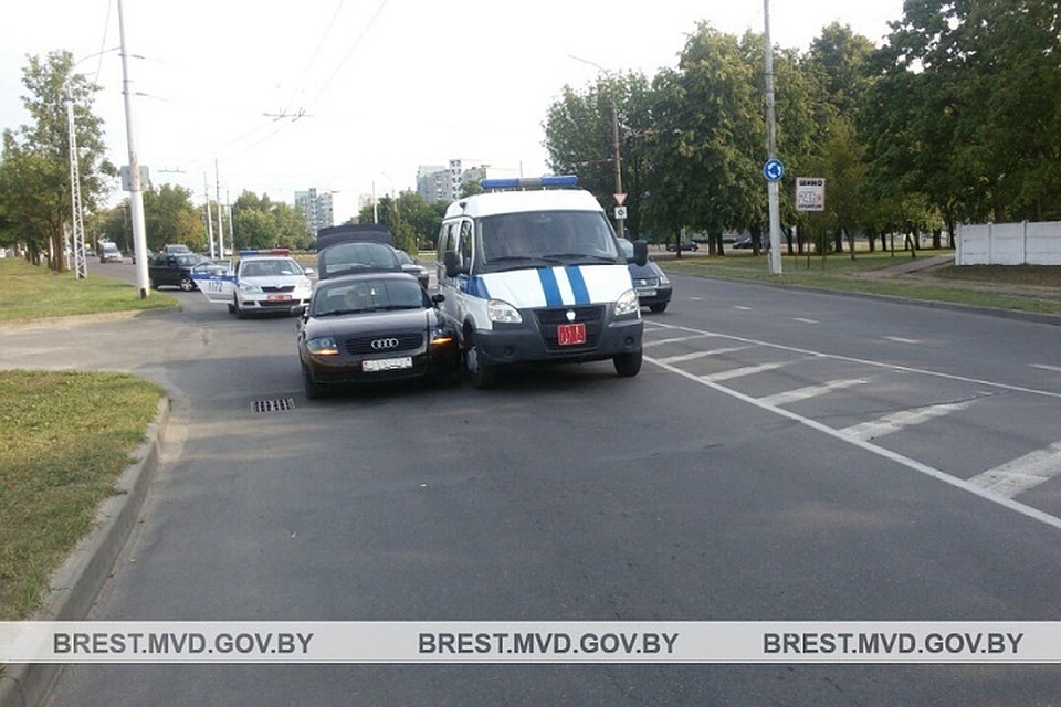 Обстоятельства ДТП в областном городе выясняются. Фото: УВД Брестского облисполкома.
