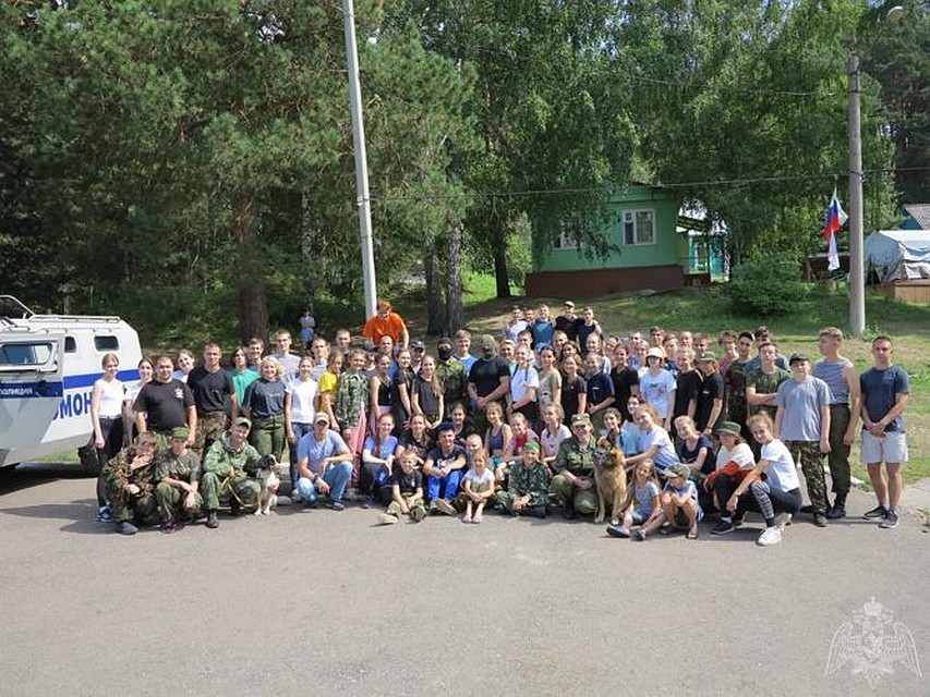 Ребята долго не отпускали гостей, благодарили за визит и задавали вопросы