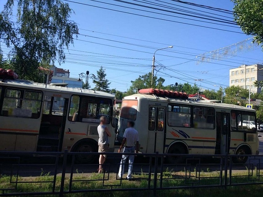 Три маршрутных автобуса столкнулись утром на оживленной магистрали. Фото: tomsk.ru
