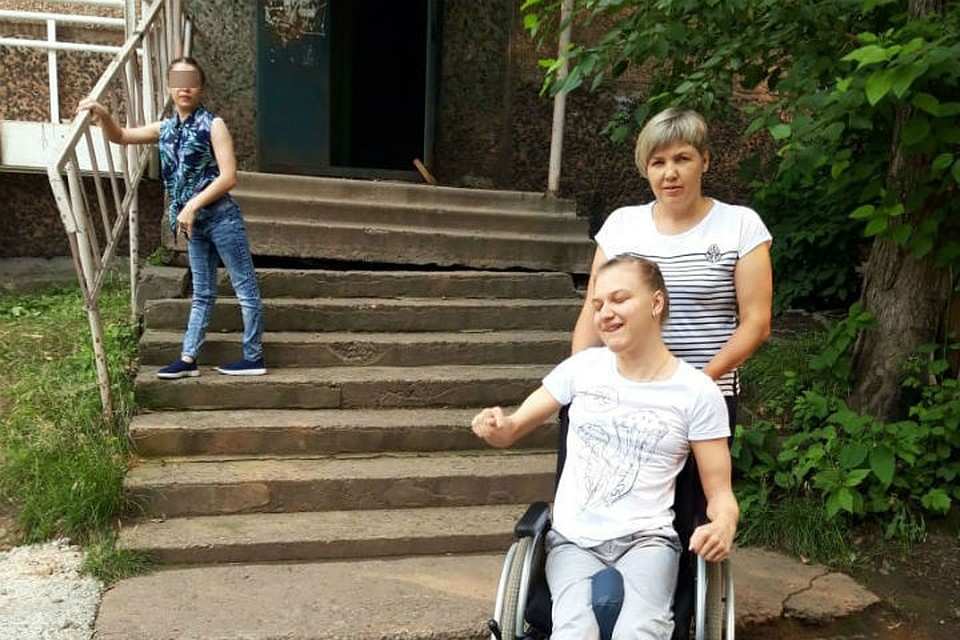 В многоэтажке Братска строят пандус для девушки, больной ДЦП. Фото: из архива семьи.