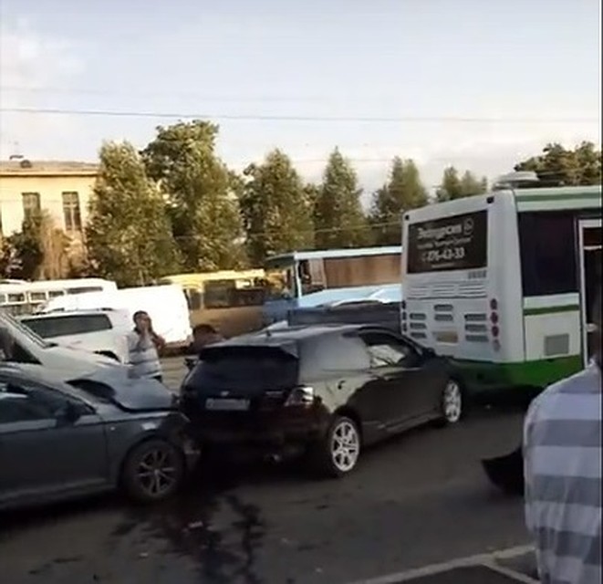Из-за аварии на Победе образовалась пробка