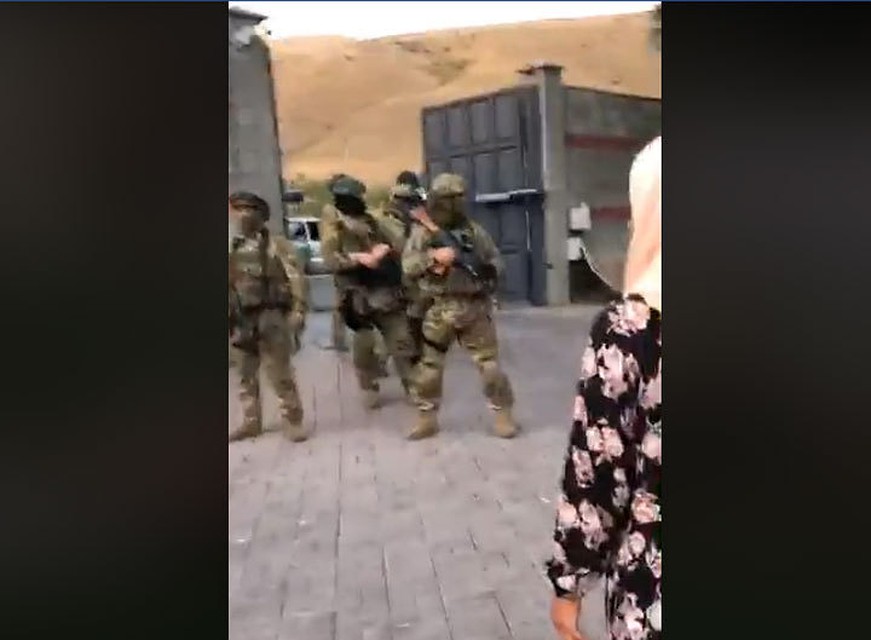 Сейчас бойцы отряда специального назначения ГКНБ в доме Атамбаева проводят операцию по его задержанию.