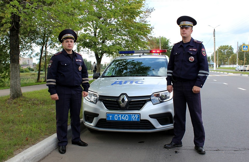 Автоинспекторы помогли оперативно доставить женщину в больницу Фото: пресс-служба УГИБДД России по Тверской области